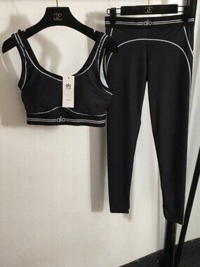 Alo Yoga outfit: tank top + stretchy, slimming leggings, black, size M